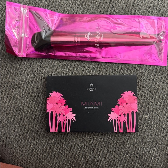 MIAMI MINI PALETTE - EYE SHADOW and Blush brush - Picture 1 of 4